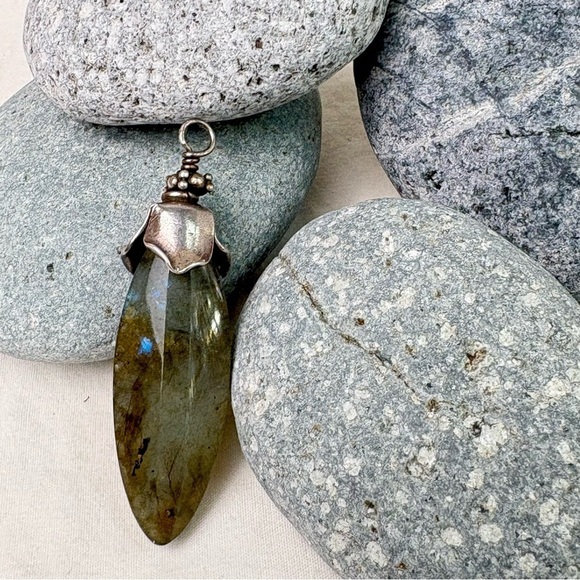 Iridescent Labradorite Silver Floral Pendant Ethereal Fairy Minimalist Mystical - Picture 3 of 14